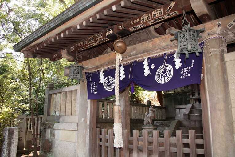 Suzu (sino) que fica na entrada do Honden, o edifício principal do santuário Shinto