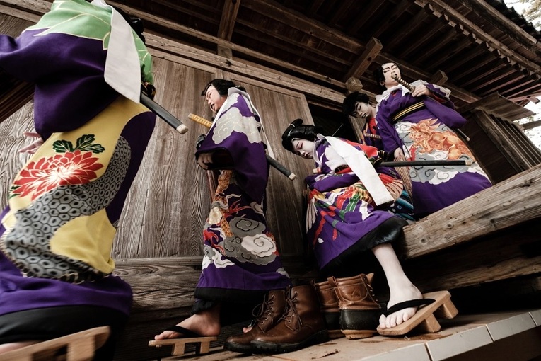 Trupe entrando para performar no Kuromi Kabuki. Foto por Ben Weller do portal Japan Reportage