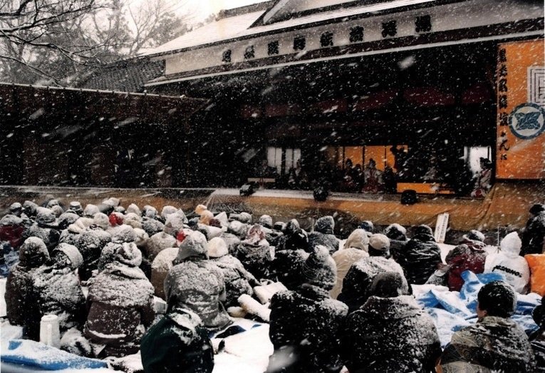 O Kuromori Kabuki é realizado a céu aberto e durante o inverno, o que pode trazer incômodos aos espectadores como a neve