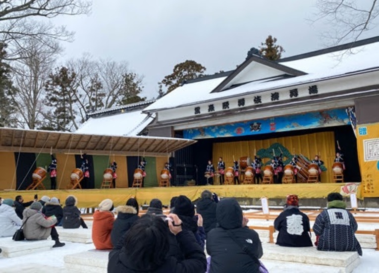 Apresentação Shonen-Taiko antes do espetaculo teatral no festival Kuromori Kabuki
