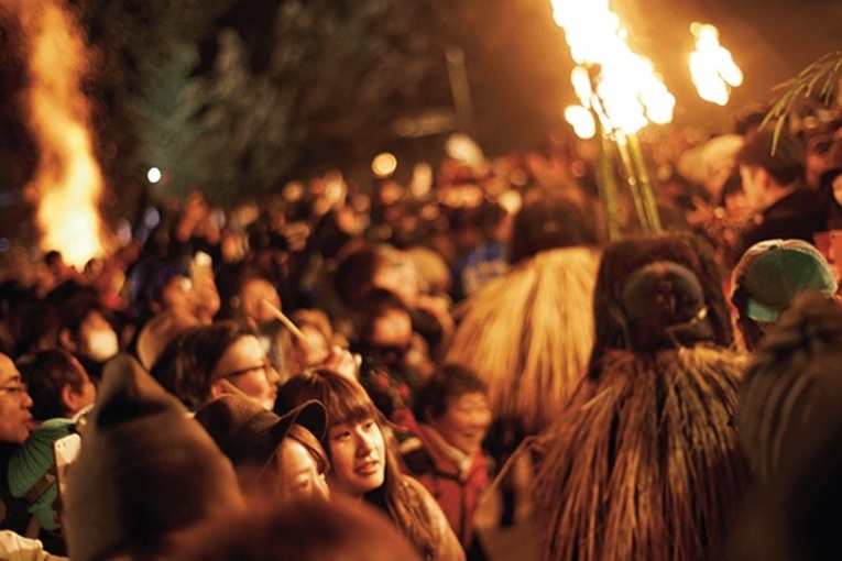 Depois que os Namahage voltam para o santuário Shinzan-jinja, o público recebe Gomamochi (bolos de arroz torrados na fogueira Sedo do santuário) e podem tirar fotos com os Namahage