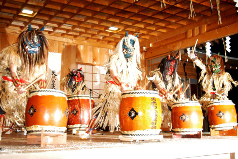 Namahages performando Taiko e a música tradicionai de Oga, Yunomai