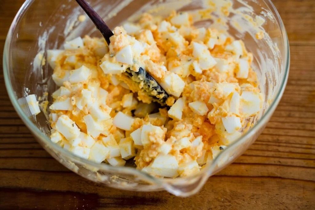 Recheio generoso de sanduíche de ovo japonês