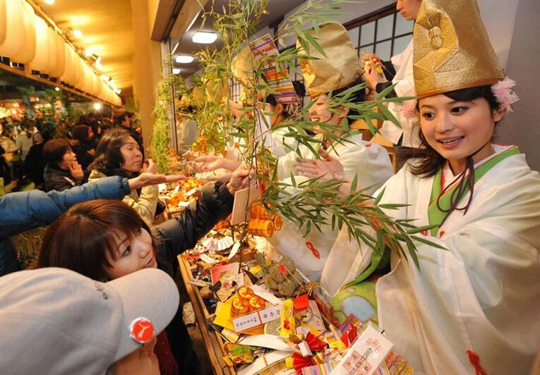 Os bambus são utilizados como oferendas nos barcos dedicados a Ebisu durante o festival