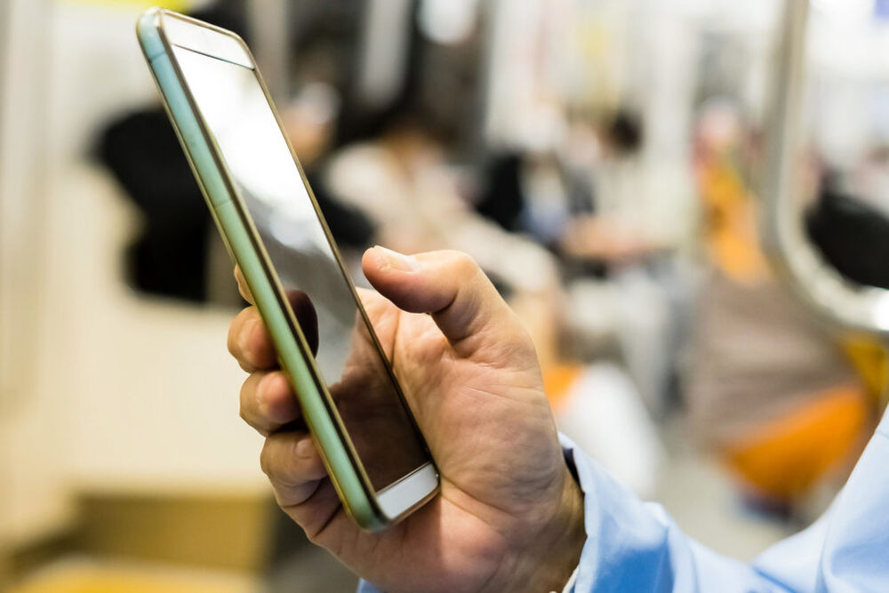 Oyayubibunka, jovens que usam seus dedões para mexer no celular e sua hiperconectividade