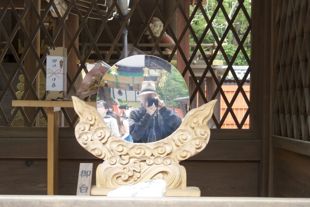 Espelhos de bronze do Japão polidos refletem perfeitamente