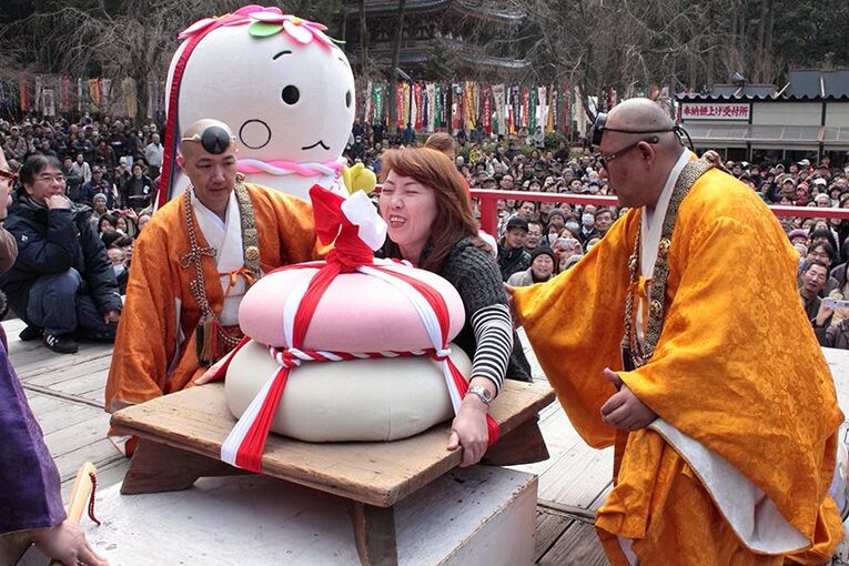 Ganha o concurso de levantamento de mochi gigante quem aguentar mais tempo