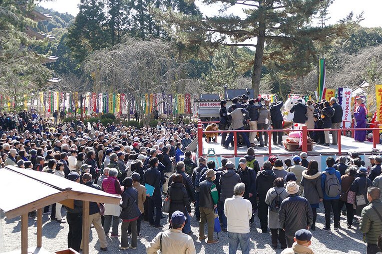 Mais de 100 mil pessoas visitam o templo Daigo-hi durante o festival Godai-Rikison Ninno-e