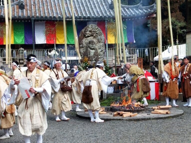 O festival dos monges Yamabushi, eremitas que vivem nas montanhas, Godai-Rikison Ninno-e é realizado a 11 séculos e duas décadas, e contando