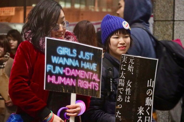 Jovens japonesas exigindo as pautas e demandas da onda do feminismo