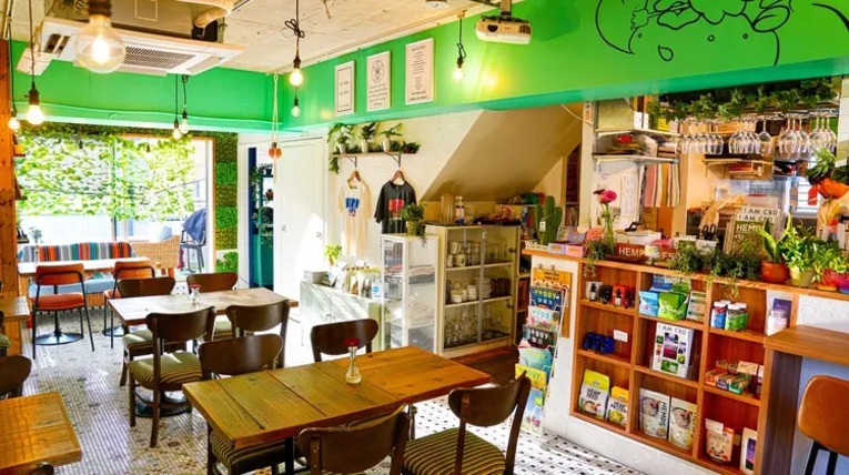 Interior da Hemp Cafe Tokyo, lanchonete 100% vegana