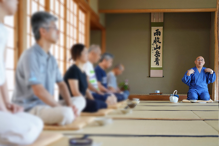 Após uma meditação Zazen é oferecido um Sarei que também é baseado nos Quatro Princípios deixados pelo mestre Sen no Rikyu