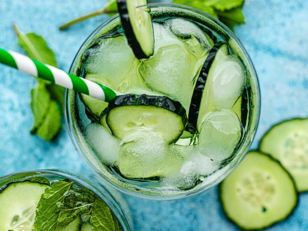 Água com pepino, folhas de hortelã para refrescar