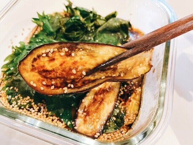 Berinjela japonesa no micro-ondas com shiso e ponzu