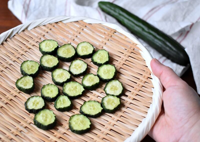Pepino japonês secando ao sol para fazer picles crocante