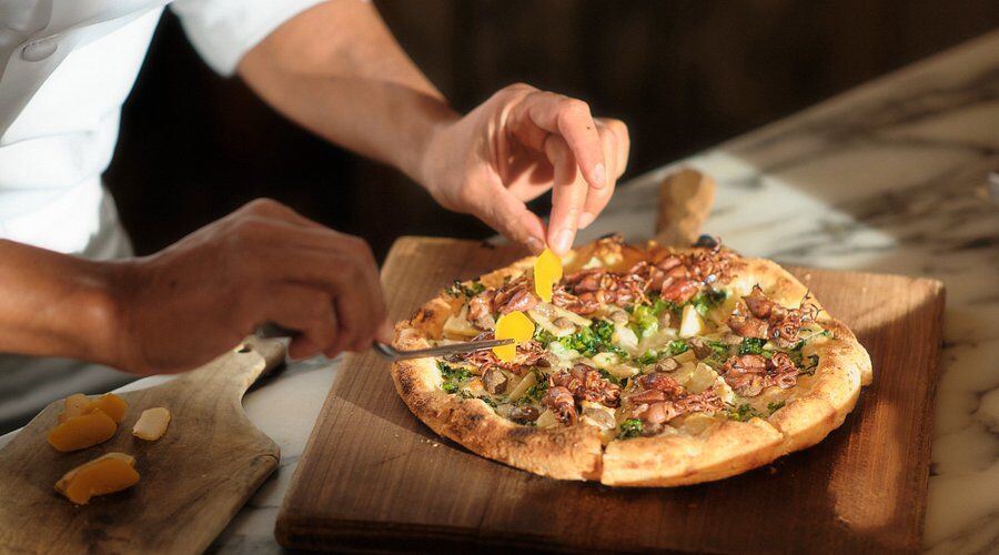 Pizza servida no estilo omakase em Tóquio é eleita a melhor da Ásia