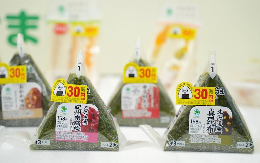 Family Mart usa adesivos nos alimentos perto de expirar e consegue apelar emocionalmente aos clientes