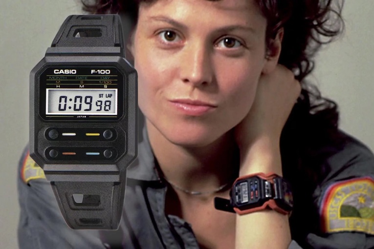 Subtenente Ellen Ripley interpretada por Sigourney Weaver utilizando o comunicador Samani E-125 que é basicamente dois modelos CASIO F-100 em um suporte