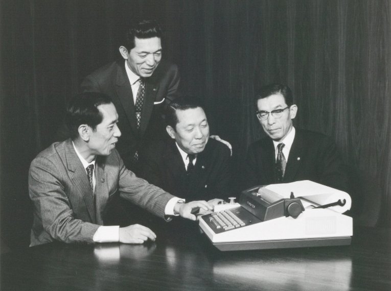 Os irmãos Kashio, diretores da CASIO Computer Co. Ltd. Da esquerda para a direita: Toshio (1925 - 2012), Kazuo (1929 - 2018), Yukio (nascido em 1930, é o único dos irmãos Kashio ainda vivo) e Tadao