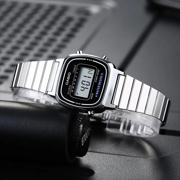 Vencedor Long Life Design Award no evento Good Design in Japan de 2011, o CASIO LA670 foi pensado para o público feminino