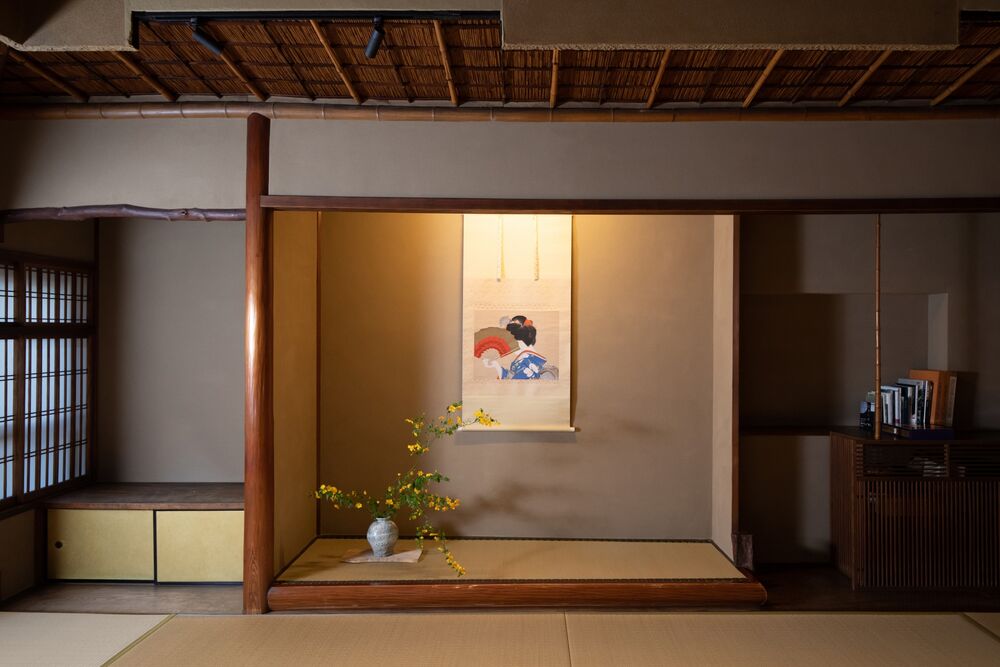 Tokonoma é o espaço na casa japonesa dedicado em colocar arte de caligrafia, arranjo de flores e um item decorativo