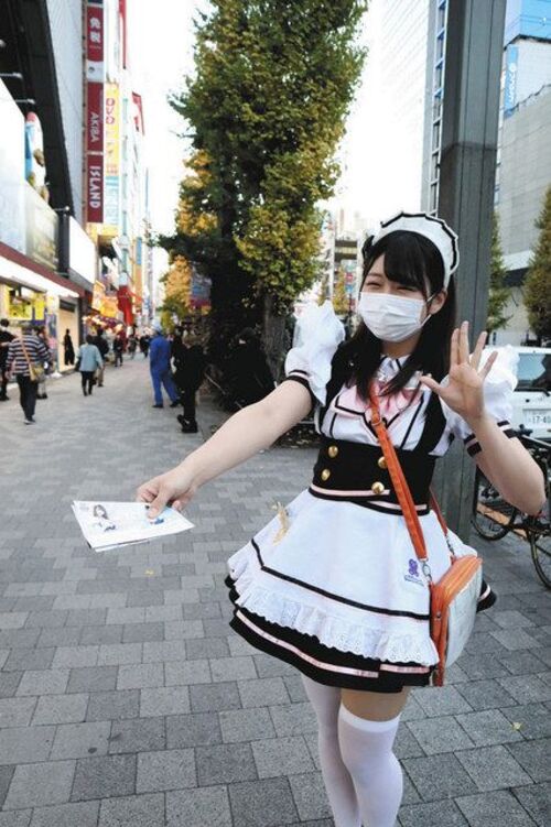 Garçonetes de maid cafes ficam nas ruas para chamar atenção de clientes.
