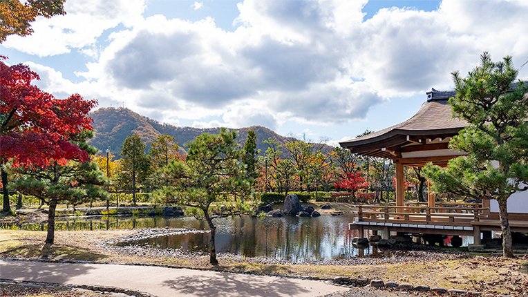 Parque Murasakishikibu Echizen com arquitetura Shinden-zukuri