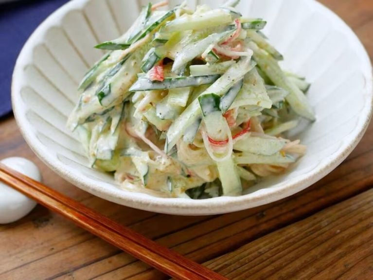 Salada japonesa de kani com pepino