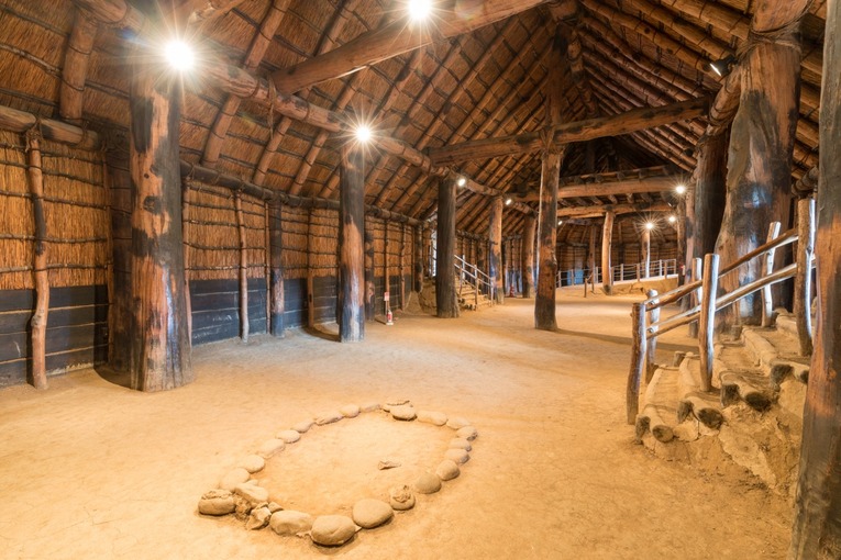 Área interna da grande habitação do sítio arqueológico de Sannai Murayama Iseki