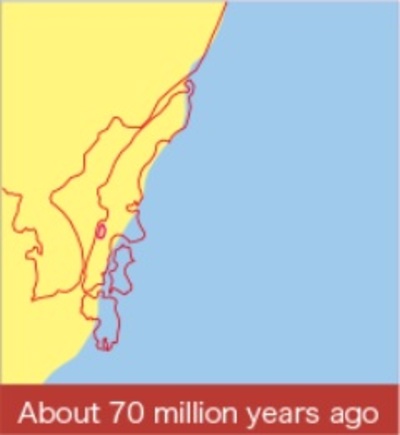 Antes de ser um arquipélago, o território que hoje é o Japão fazia parte do continente euroasiático. A figura demonstra o que era o território há 70 milhões de anos atrás e a parte amarela representa o território seco, ou seja, a terra firme