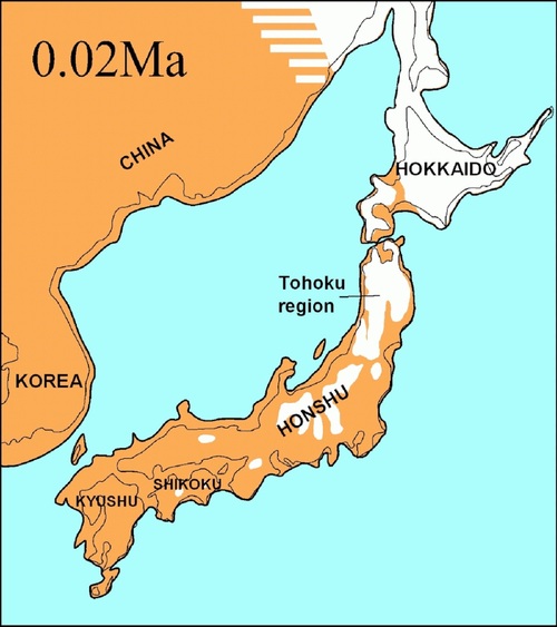 O território que hoje compreende o Japão desde 20 mil anos atrás. O território em bege marca o que foi a vegetação de florestas primitivas. A parte branca é o território sem florestas