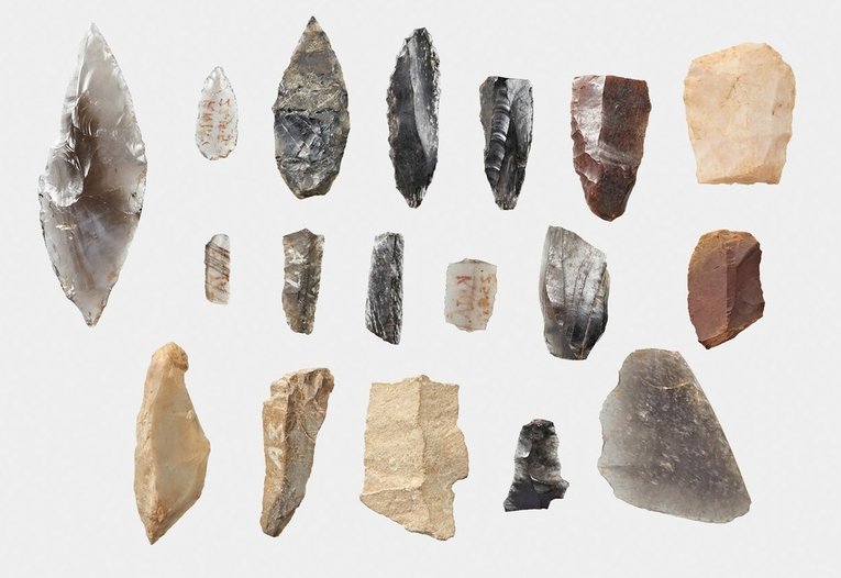 Ferramentas de pedra lascada, Dasei-sekki (打製石器), encontradas no sítio arqueológico de Iwajuku, cidade de Midori, província de Gunma