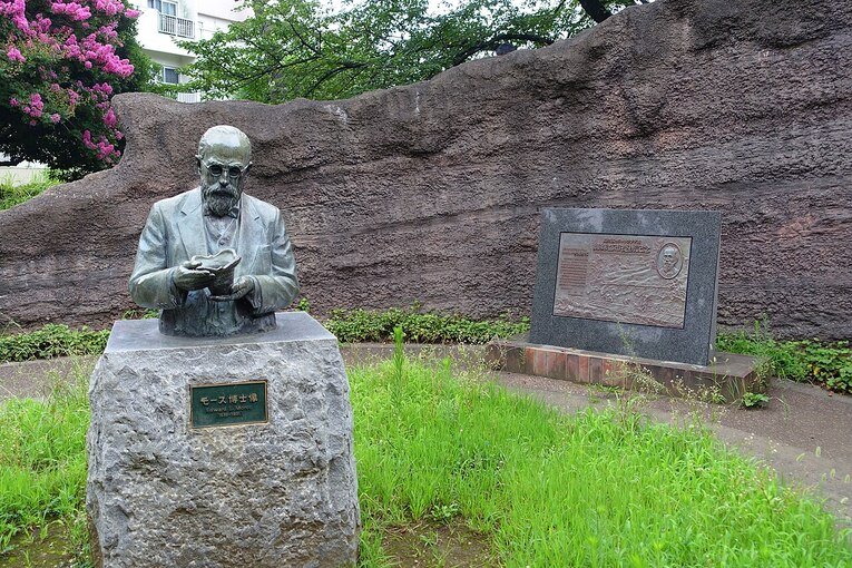 Memorial em Omori, Tokyo, em homenagem a Edward S. Morse, o primeiro a descobrir a existência dos Kaizuka (Sambaquis) no Japão