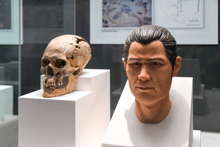 Reconstrução facil de homem que viveu há cerca de 5 mil anos atrás no período Jomon e descoberto em 2012 no sítio arqueológico e Ichigaya Kagacho 2-Chome em Shinjuku