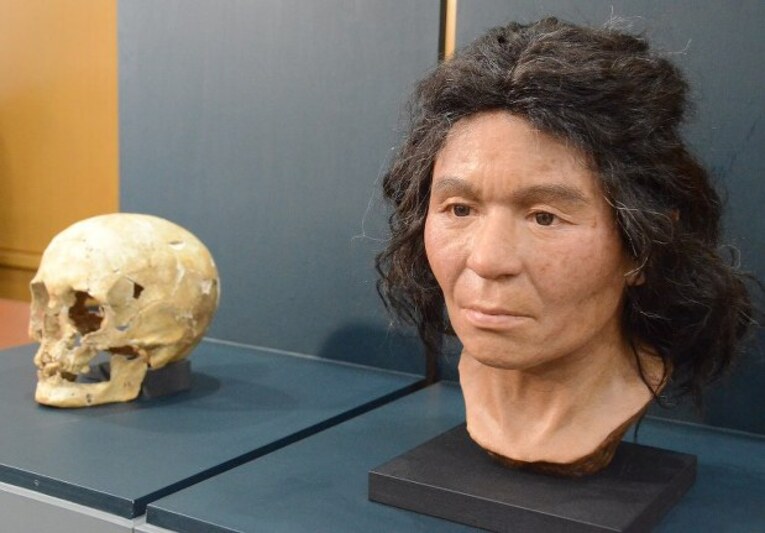 Reconstrução facil de mulher de aproximadamente 40 anos que viveu há mais ou menos 3800 anos atrás no período Jomon descoberta em 1989 na ilha de Rebun, Hokkaido