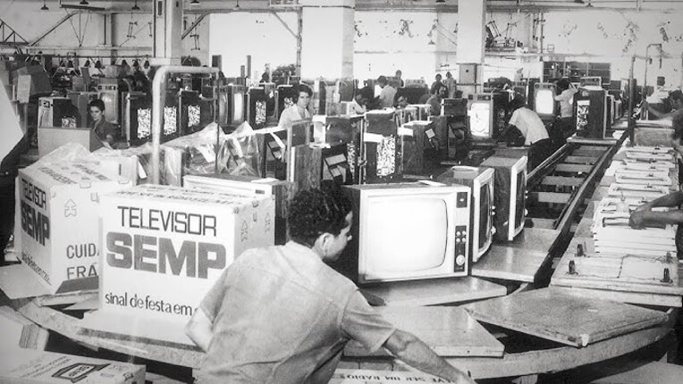 Linha de produção da SEMP TOSHIBA nos anos 80