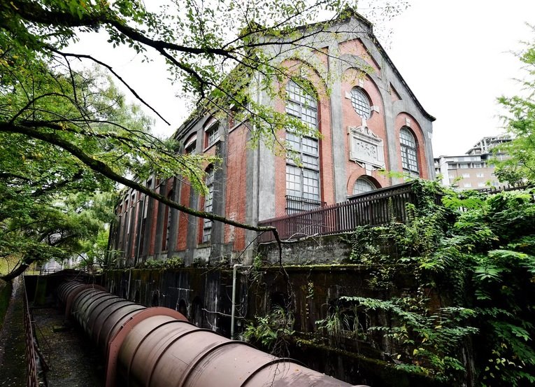 A primeira estação de energia do Japão, a Hatsudensho. As turbinas utilizadas na estação foram projetadas pelos precursores da Toshiba