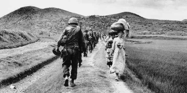 A Guerra da Coreia foi uma desgraça para a península coreana e uma boia salva vidas para um Japão completamente arrebentado pela guerra por se tornar o principal hub logístico das forças de coligação das Nações Unidas lideradas pelos EUA para o esforço de guerra contra os comunistas do norte