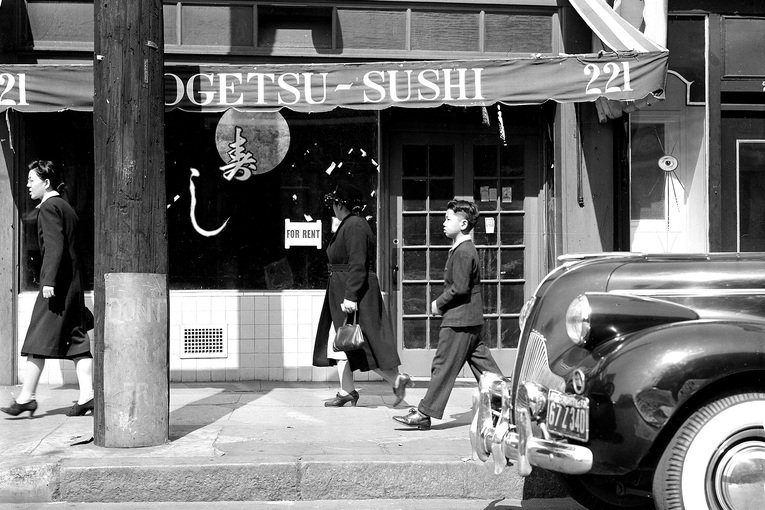 As primeiras lojas de sushi fora do Japão só foram surgir por volta de 1900 em principalmente em Los Angeles, Hawaii e Filipinas