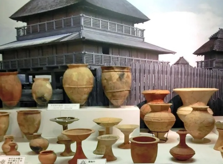 A cerâmica Yayoi era bem diferente da cerâmica Jomon. Além da estética, a cerâmica Yayoi era mais fina, porém mais resistente do que a cerâmica Jomon