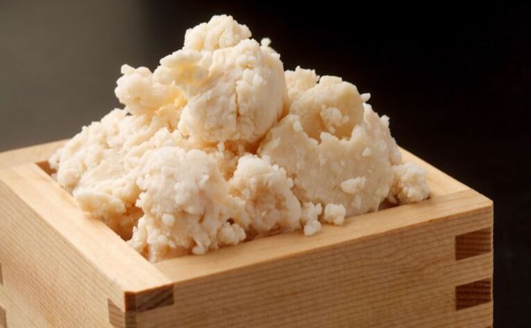 A utilização de produtos como Sake Kasu (imagem acima), Kōji e vinagre revolucionariam a produção de sushi