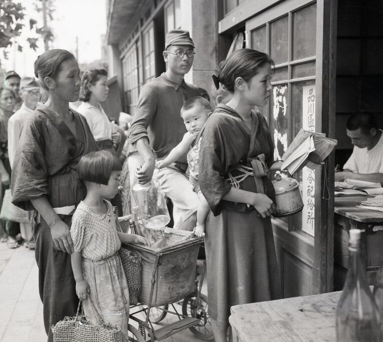 Para burlar a lei The Emergency Restaurants Business Measures Ordinance, as pessoas levavam sua própria cota de arroz e um pouco de dinheiro para a taxa de conversão para trocarem por uma caixa de sushi. Imagem meramente ilustrativa