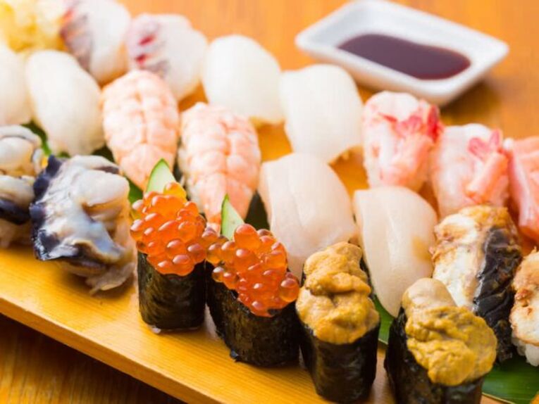 Mesmo quem nunca comeu, com certeza conhece visualmente o que é o sushi, uma iguaria da gastronomia japonesa e que coleciona devotos em todo o mundo