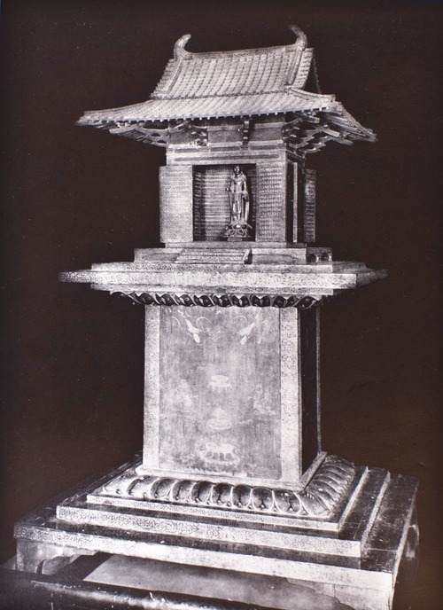 Tamamushi no Zushi, a miniatura de santuário de 2,33 metros feita por um artista desconhecido pertencente ao templo Hōryū-ji