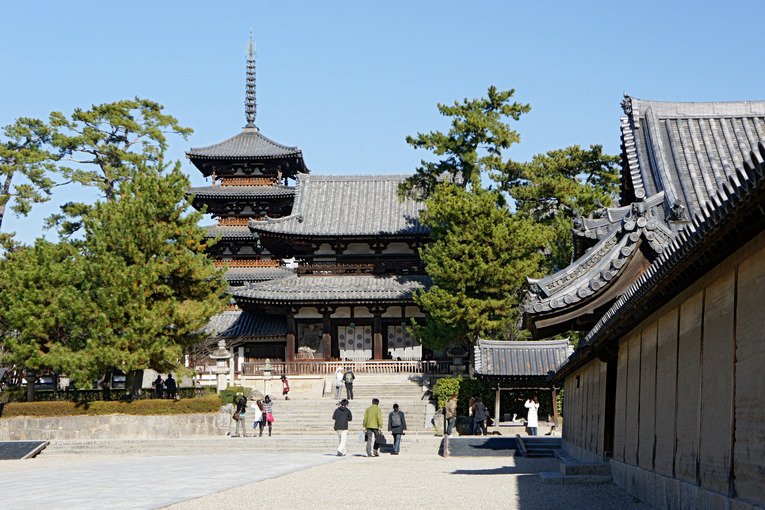 Templo Hōryū-ji em Ikaruga, província de Nara, criado pelo clã Hata. O templo é um Patrimônio Mundial pela UNESCO