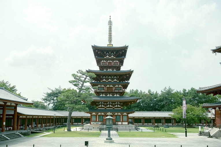 Torre (pagoda) leste do templo Yakushi-ji considerada como uma música congelada por sua beleza impecável